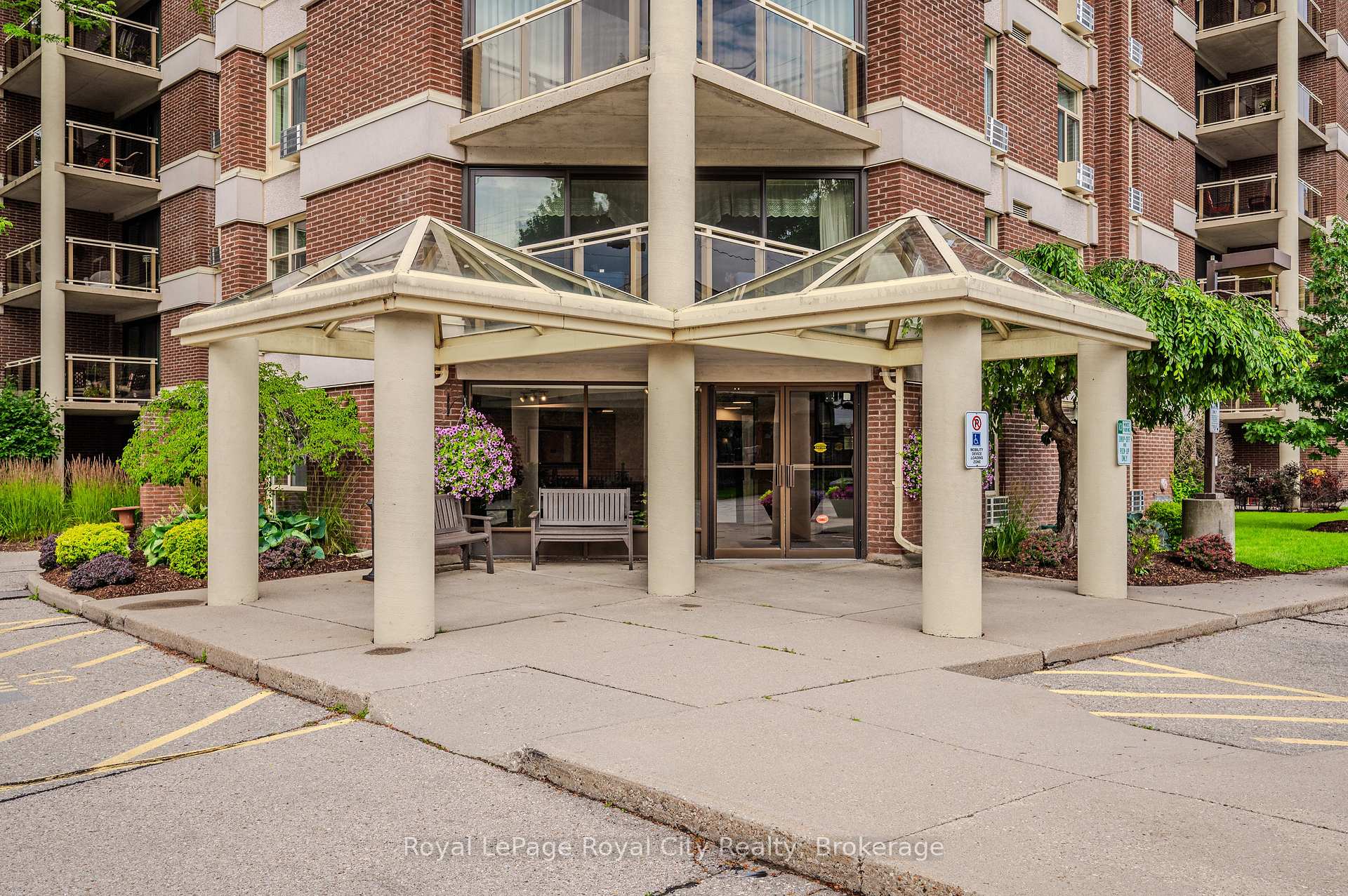 Photo 2 of Unit 401, 8 Christopher Court, Guelph, Kortright West — HOMEH