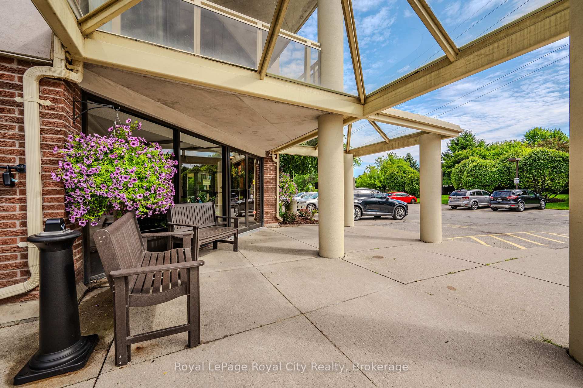 Photo 3 of Unit 401, 8 Christopher Court, Guelph, Kortright West — HOMEH