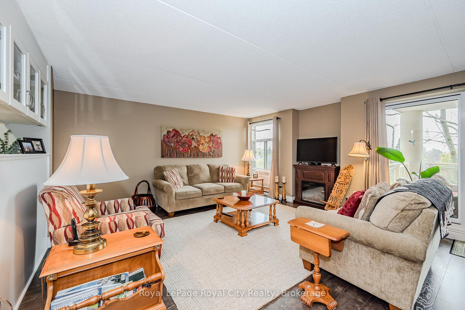 Photo 10 of Unit 401, 8 Christopher Court, Guelph, Kortright West — HOMEH