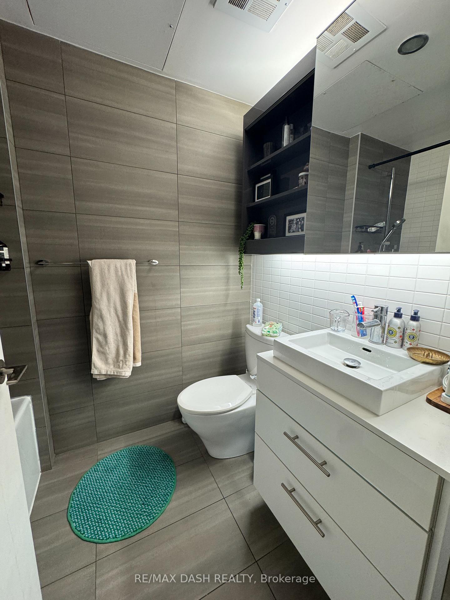 Photo 11 of Unit 802, 32 Trolley Crescent, Toronto, Waterfront Communities — HOMEH