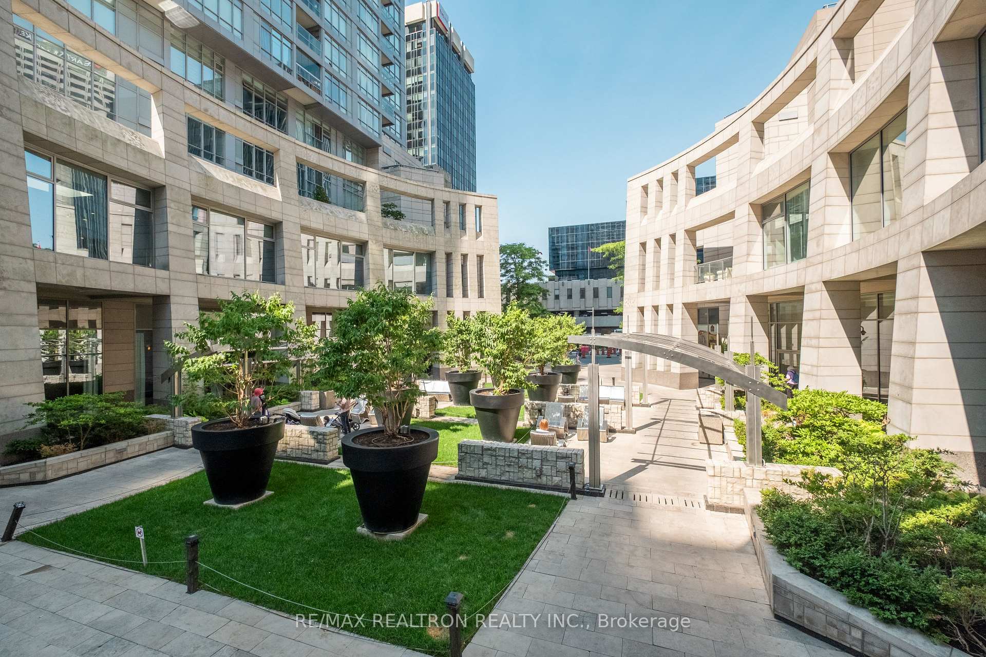 Photo 2 of Unit 2706, 2181 Yonge Street, Toronto, Mount Pleasant West — HOMEH