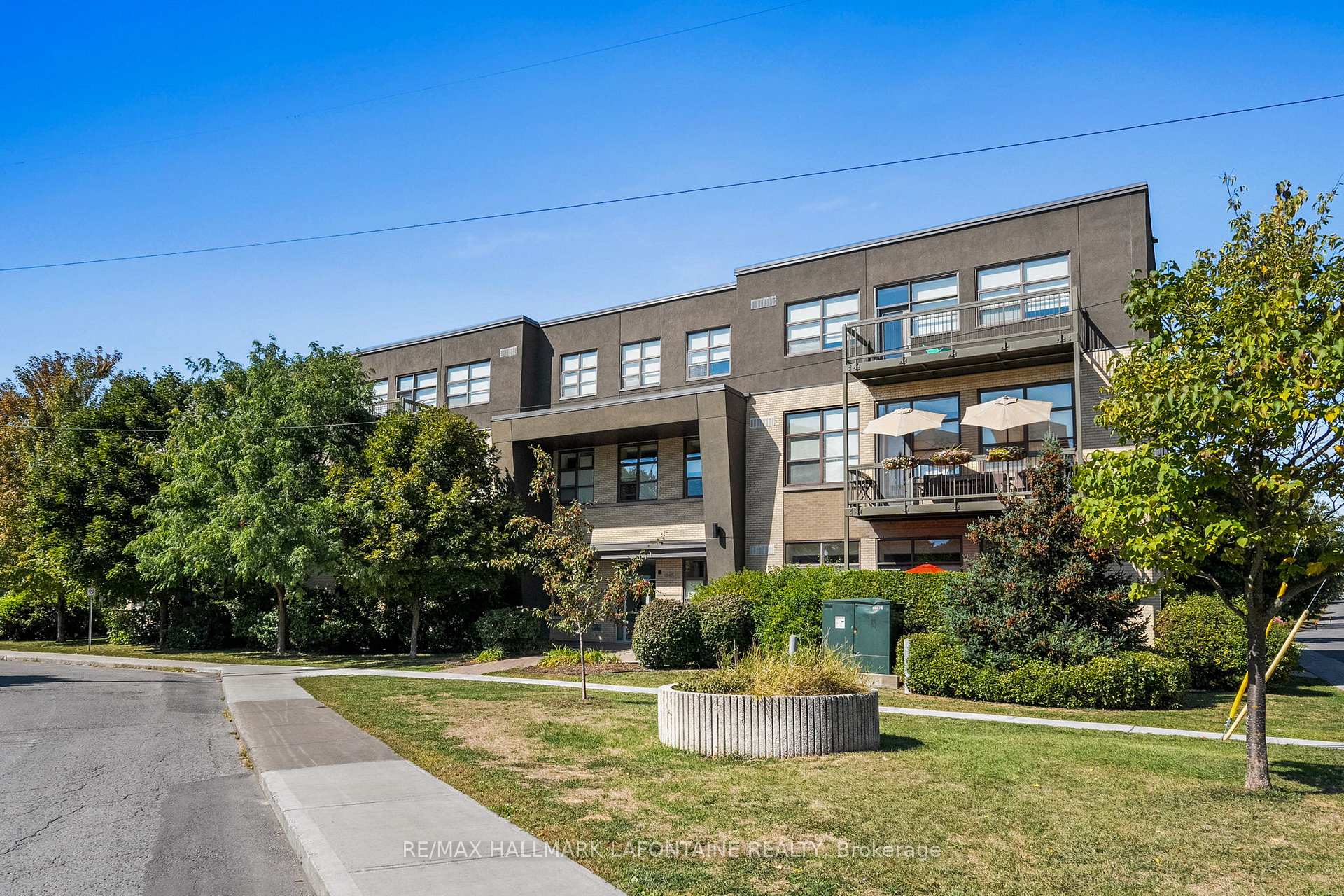 Front of Unit 317, 345 St-Denis Street
