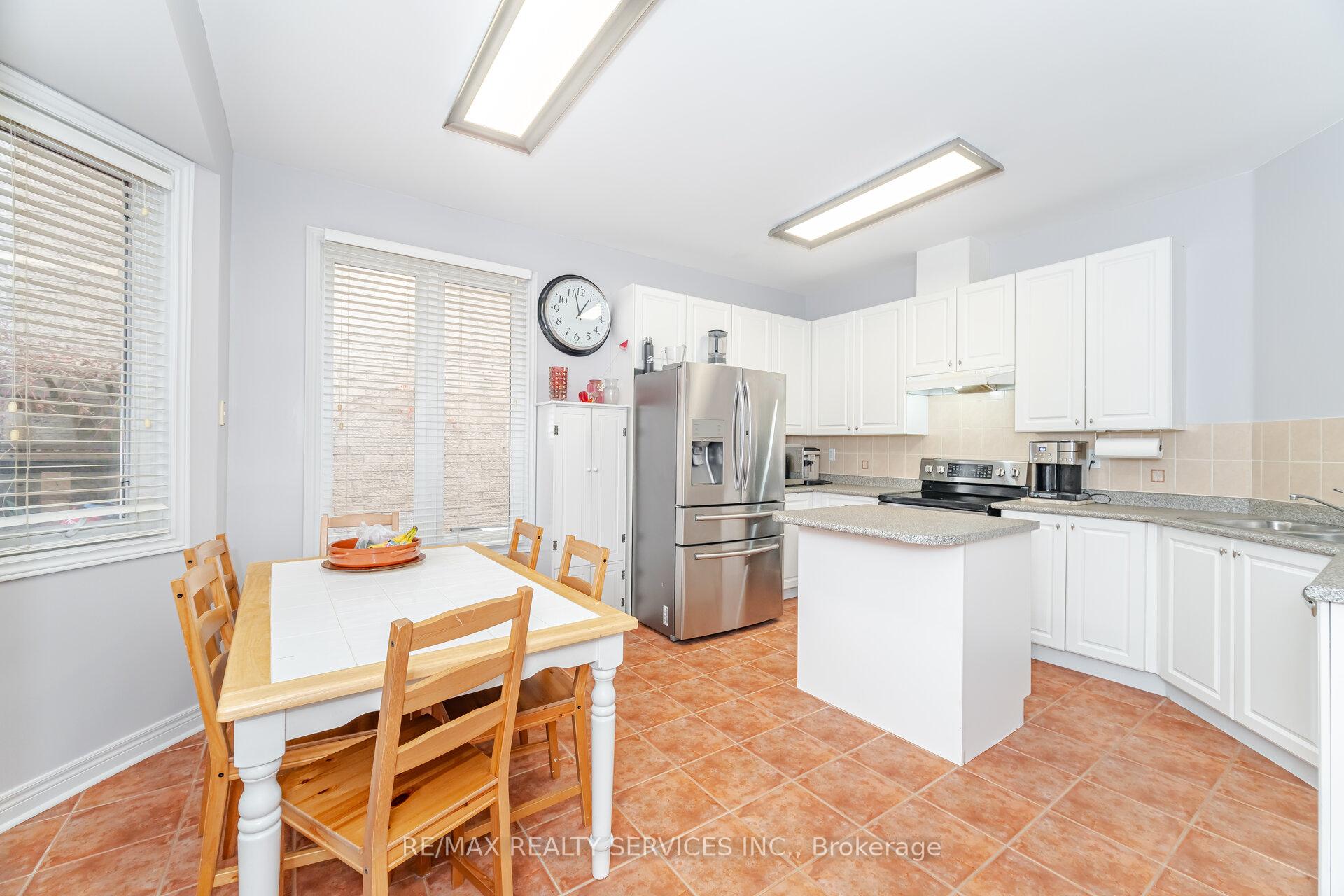 Photo 15 of 75 Harbourtown Crescent, Brampton, Madoc — HOMEH
