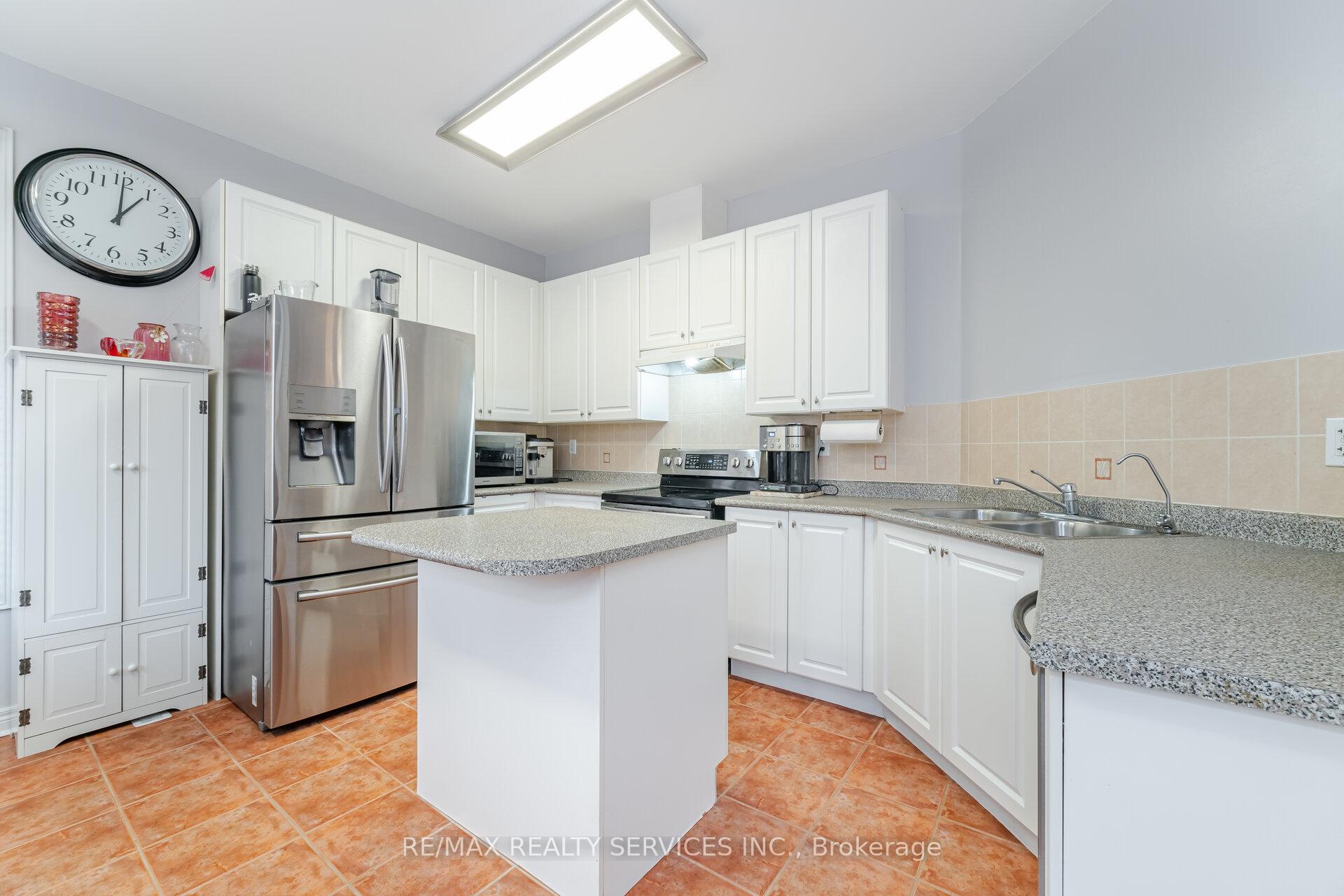 Photo 13 of 75 Harbourtown Crescent, Brampton, Madoc — HOMEH