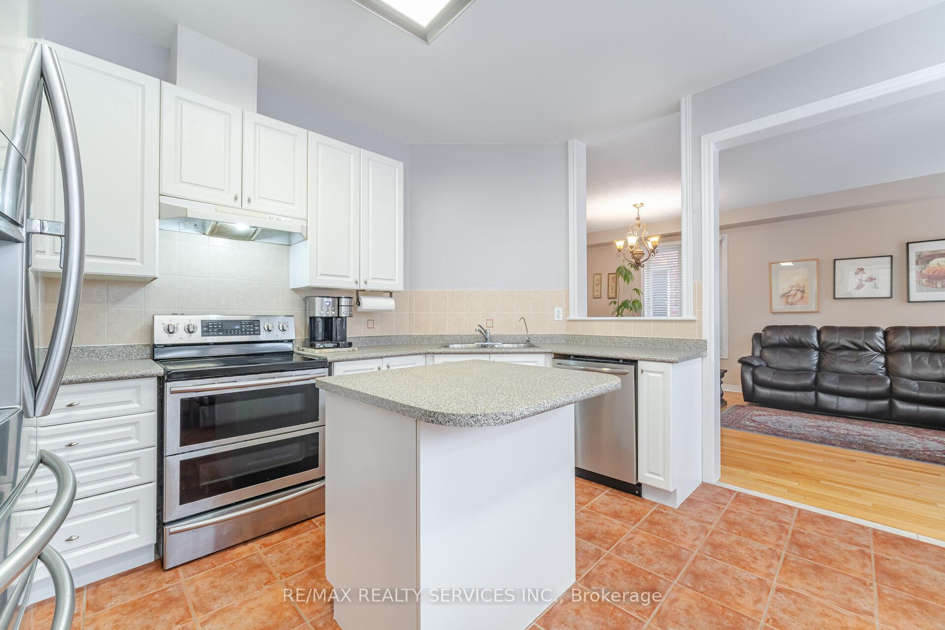 Photo 16 of 75 Harbourtown Crescent, Brampton, Madoc — HOMEH