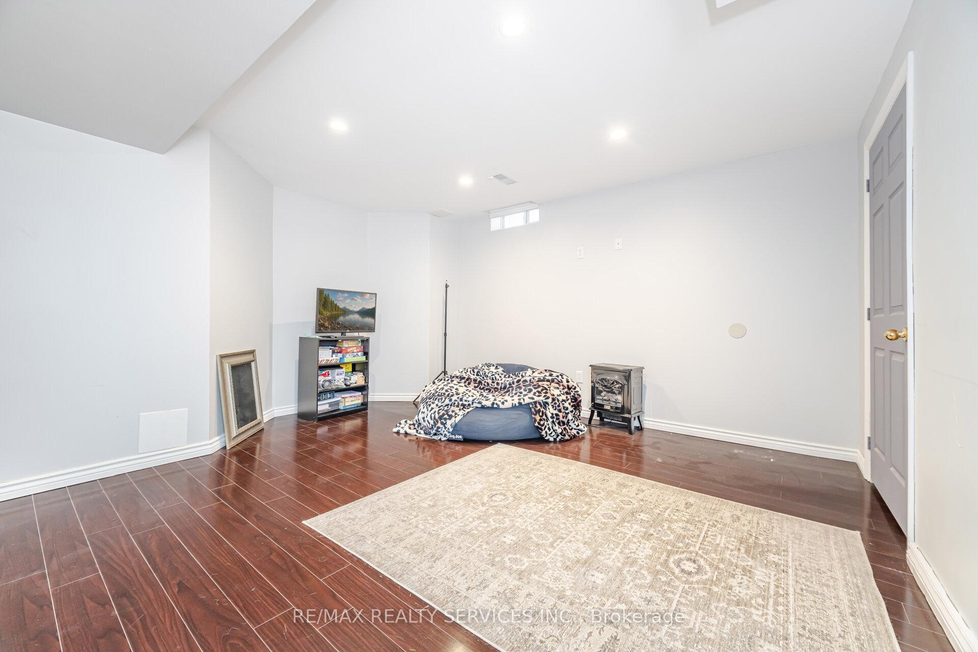 Photo 35 of 75 Harbourtown Crescent, Brampton, Madoc — HOMEH