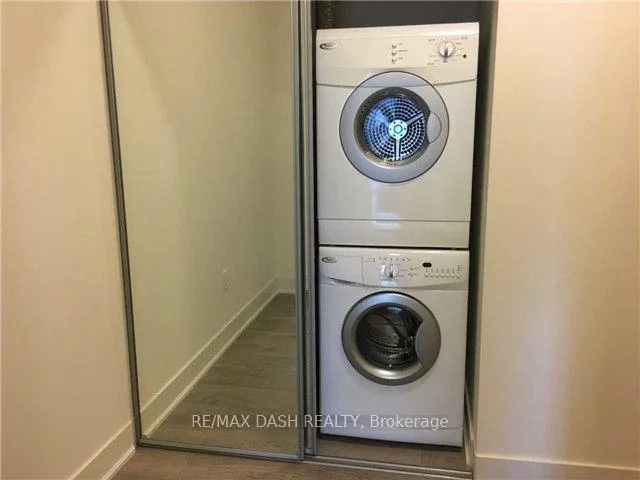 Photo 4 of Unit 902, 30 Roehampton Avenue, Toronto, Mount Pleasant East — HOMEH