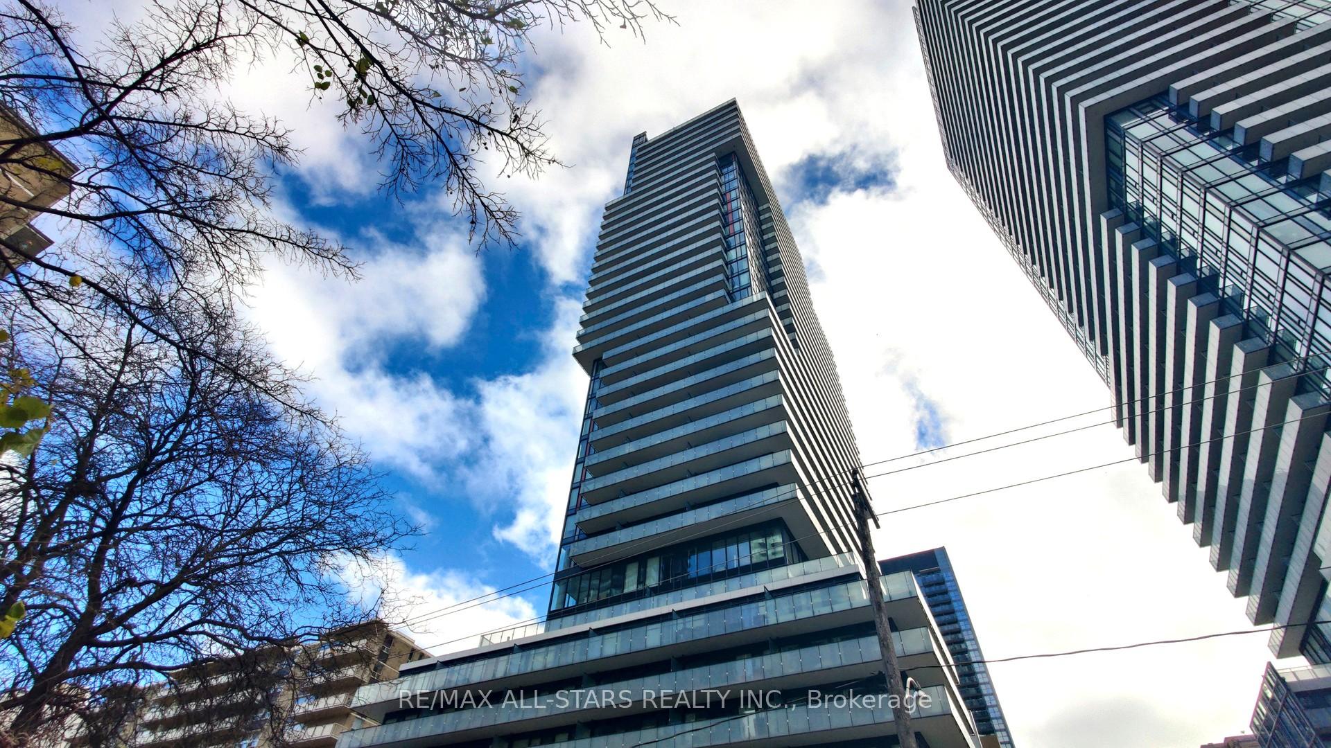 Front of Unit 907, 185 Roehampton Avenue
