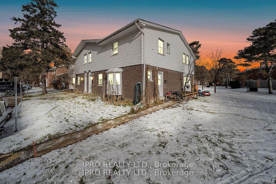 Front of 272 Westcourt Place