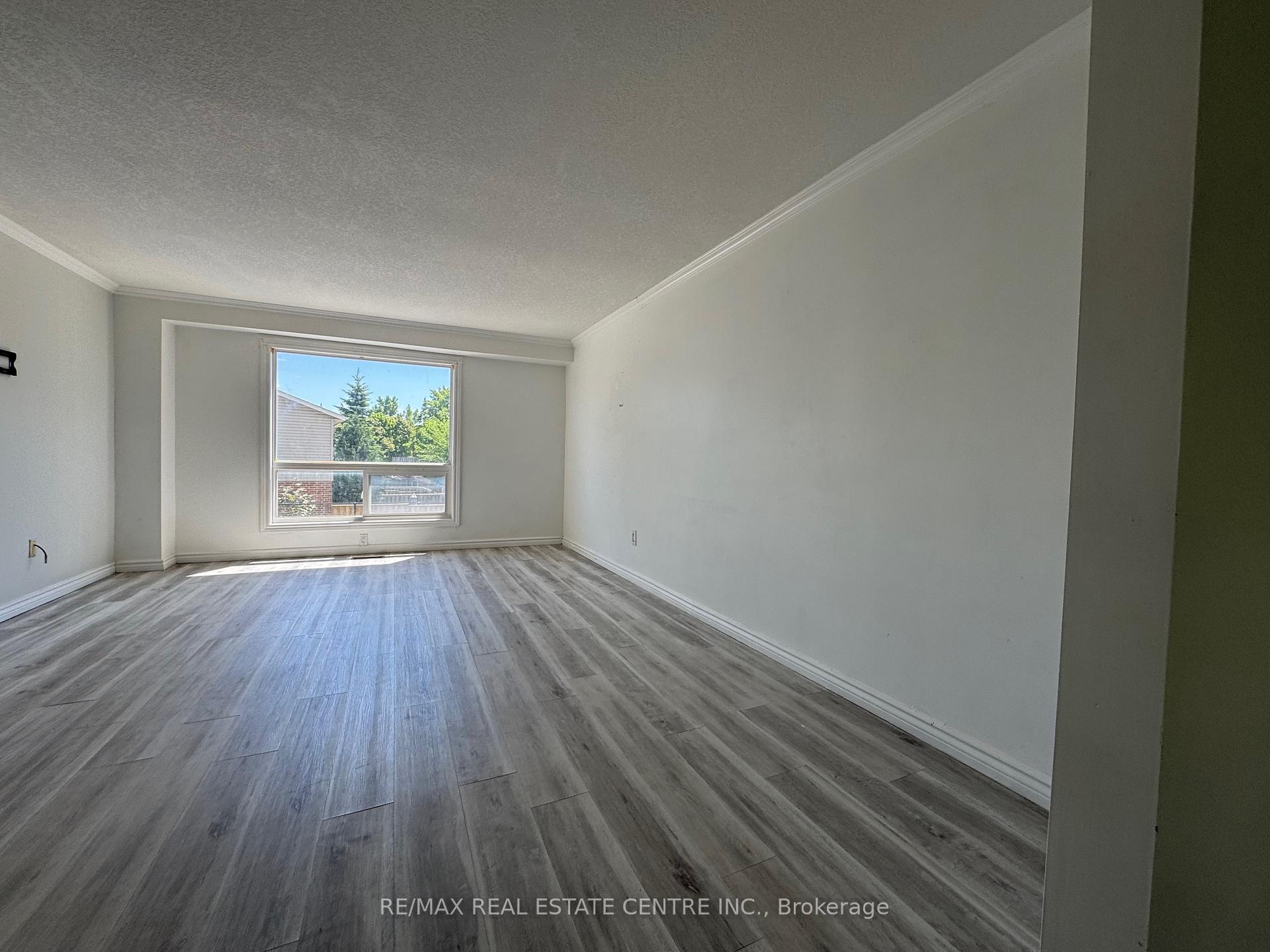 Photo 4 of Unit 5, 648 Doon Village Road, Kitchener, Pioneer Park — HOMEH