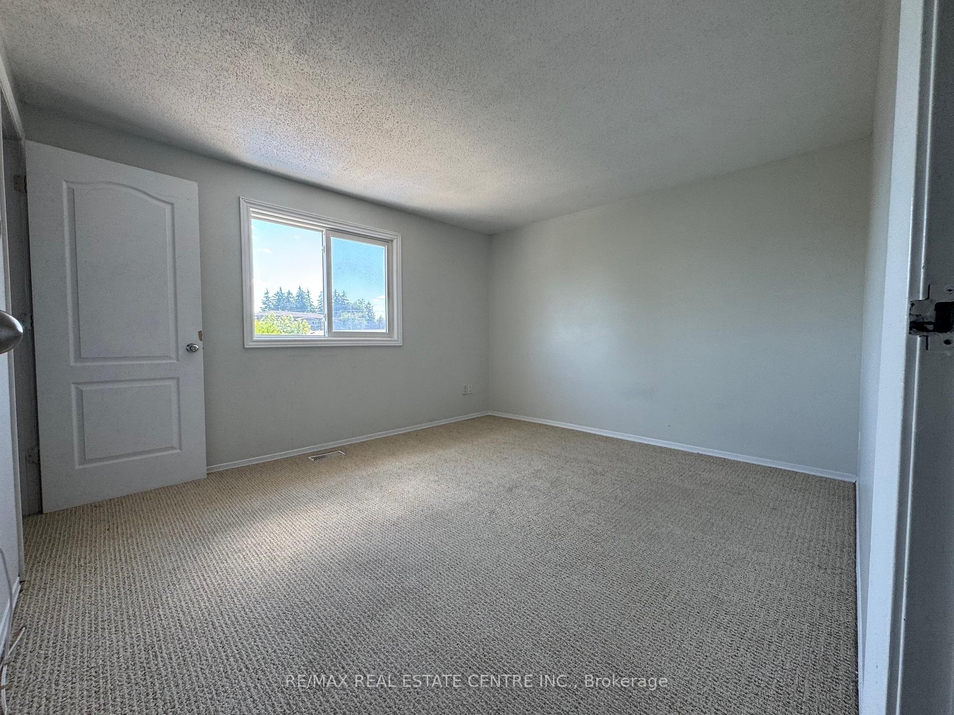 Photo 7 of Unit 5, 648 Doon Village Road, Kitchener, Pioneer Park — HOMEH
