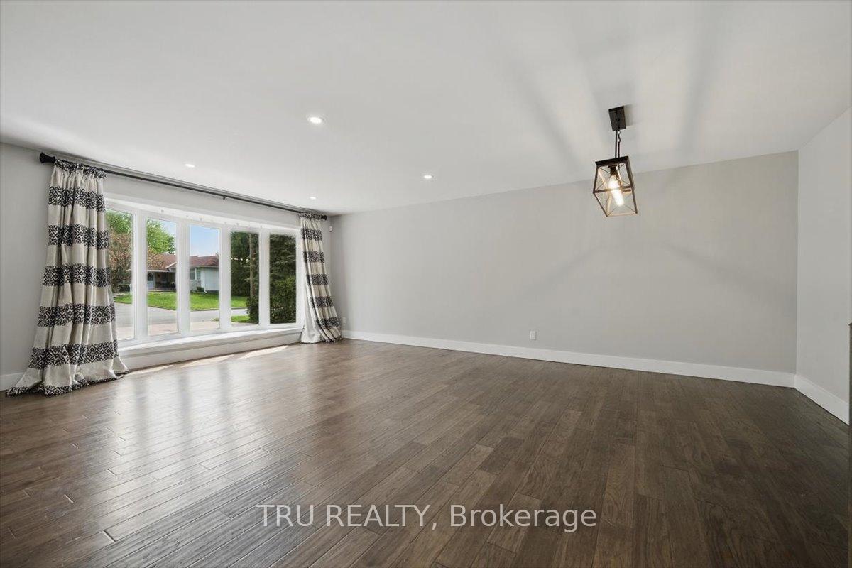 Photo 4 of 2114 Balharrie Avenue, Ottawa, Hawthorne Meadows — HOMEH