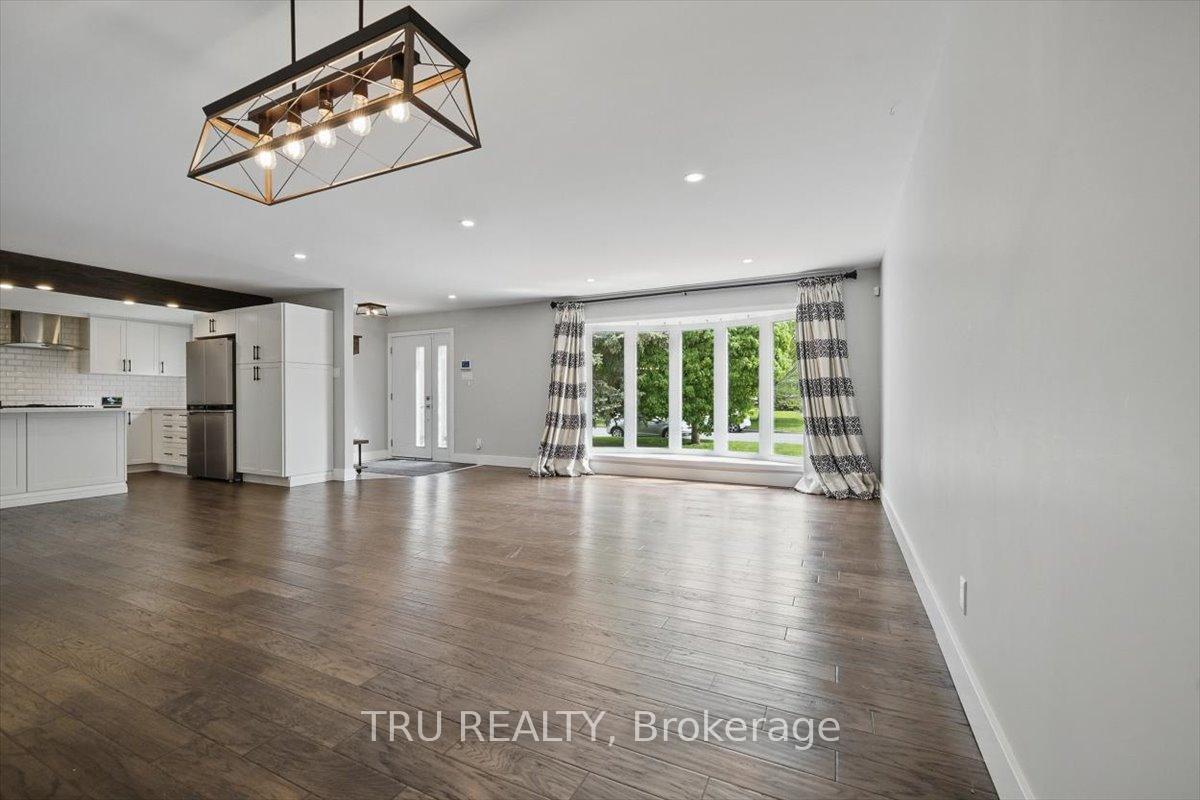 Photo 5 of 2114 Balharrie Avenue, Ottawa, Hawthorne Meadows — HOMEH