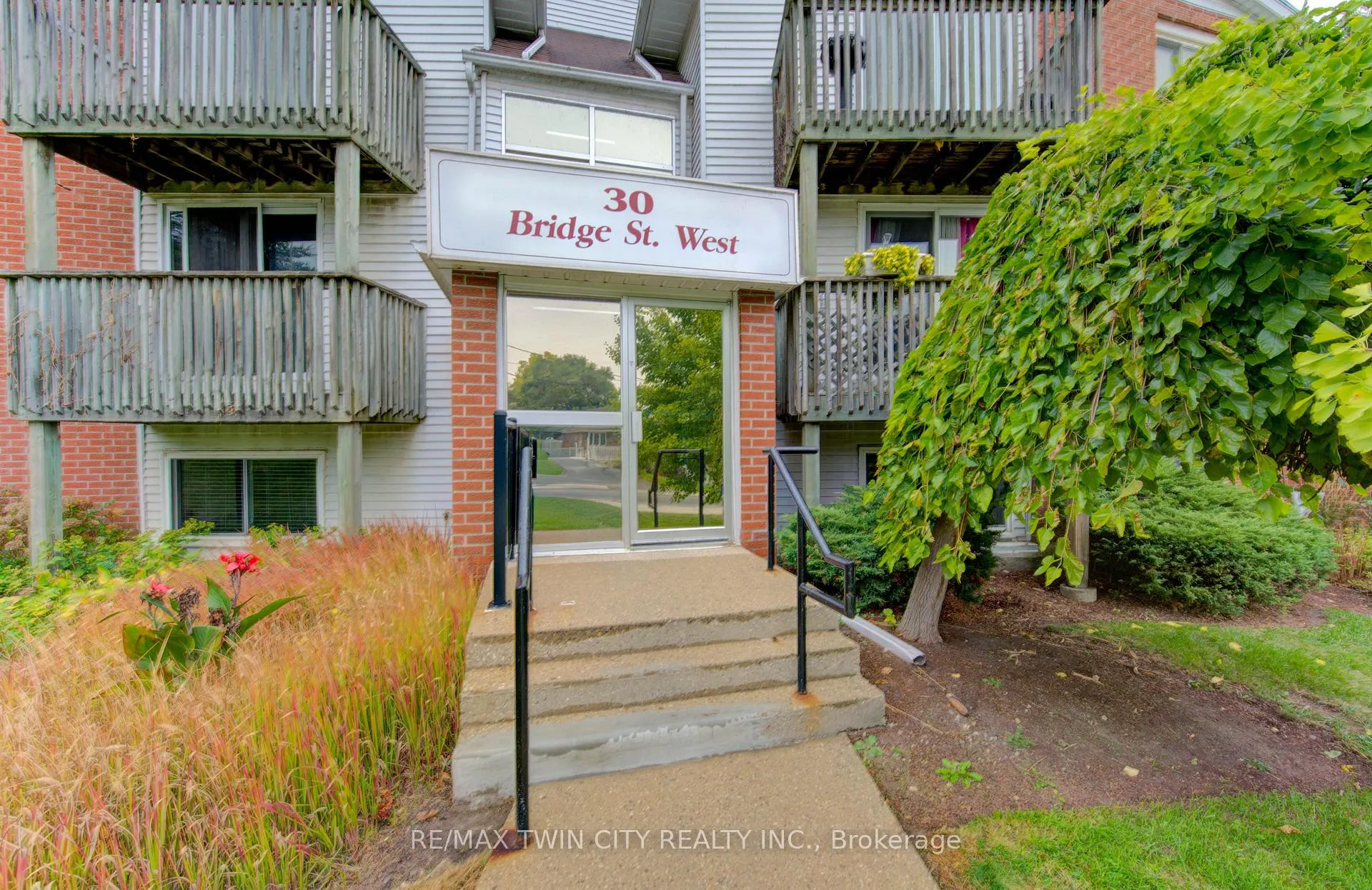 Photo 2 of 30 Bridge Street, Kitchener — HOMEH