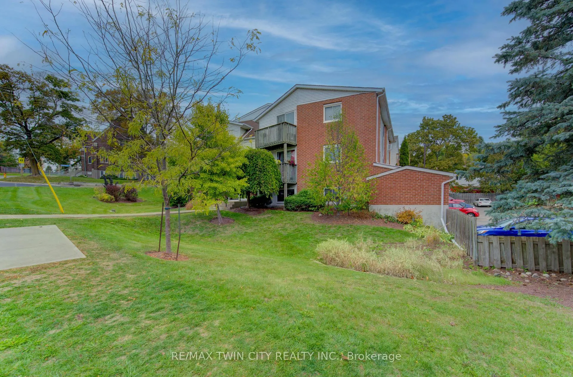 Photo 4 of 30 Bridge Street, Kitchener — HOMEH