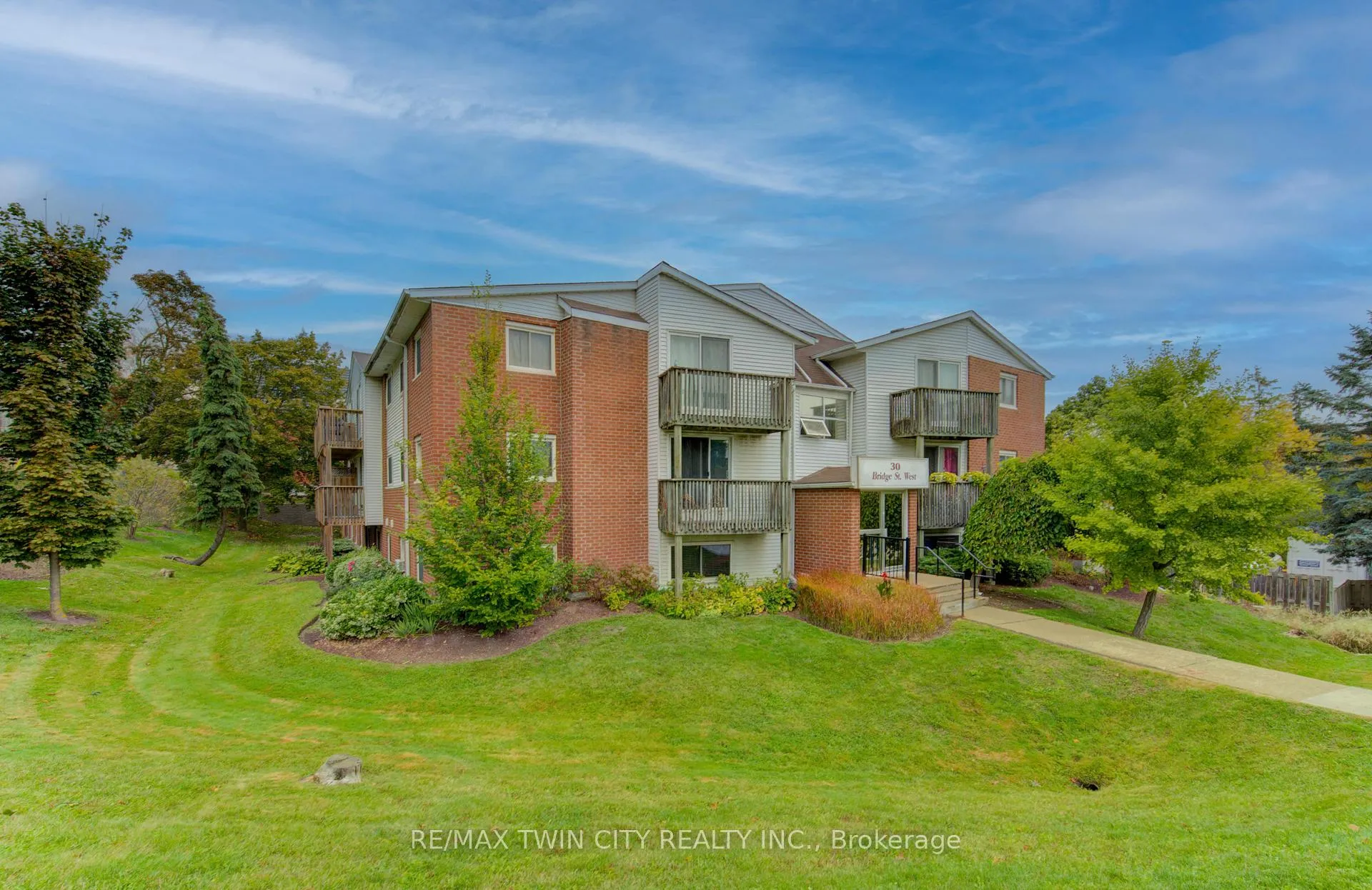 Photo 6 of 30 Bridge Street, Kitchener — HOMEH