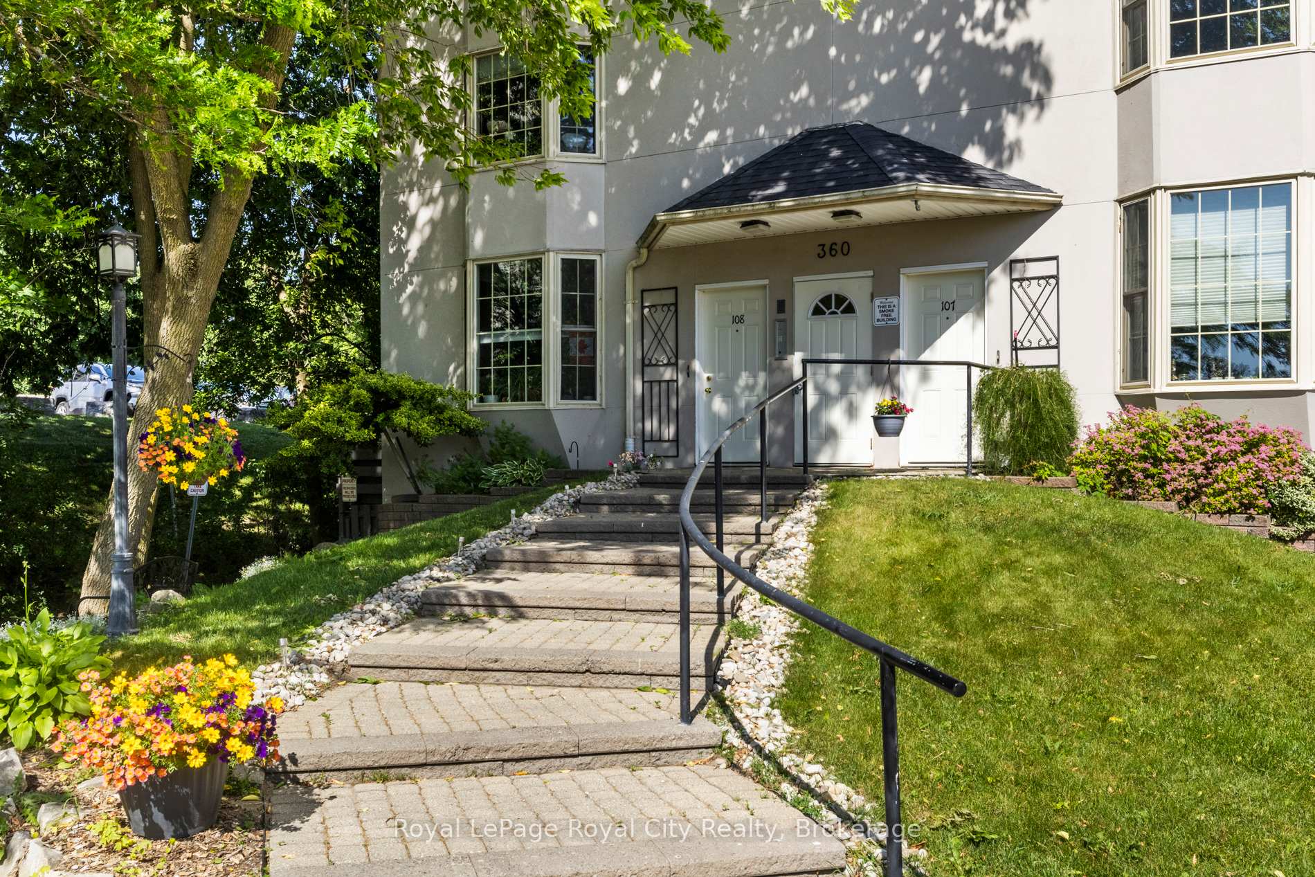 Front of Unit 209, 360 Waterloo Avenue