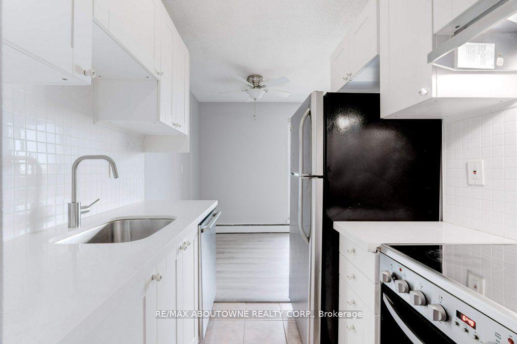 Photo 4 of Unit 903, 81 Charlton Avenue E, Hamilton, Corktown — HOMEH