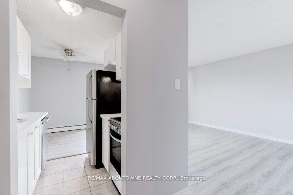 Photo 5 of Unit 903, 81 Charlton Avenue E, Hamilton, Corktown — HOMEH