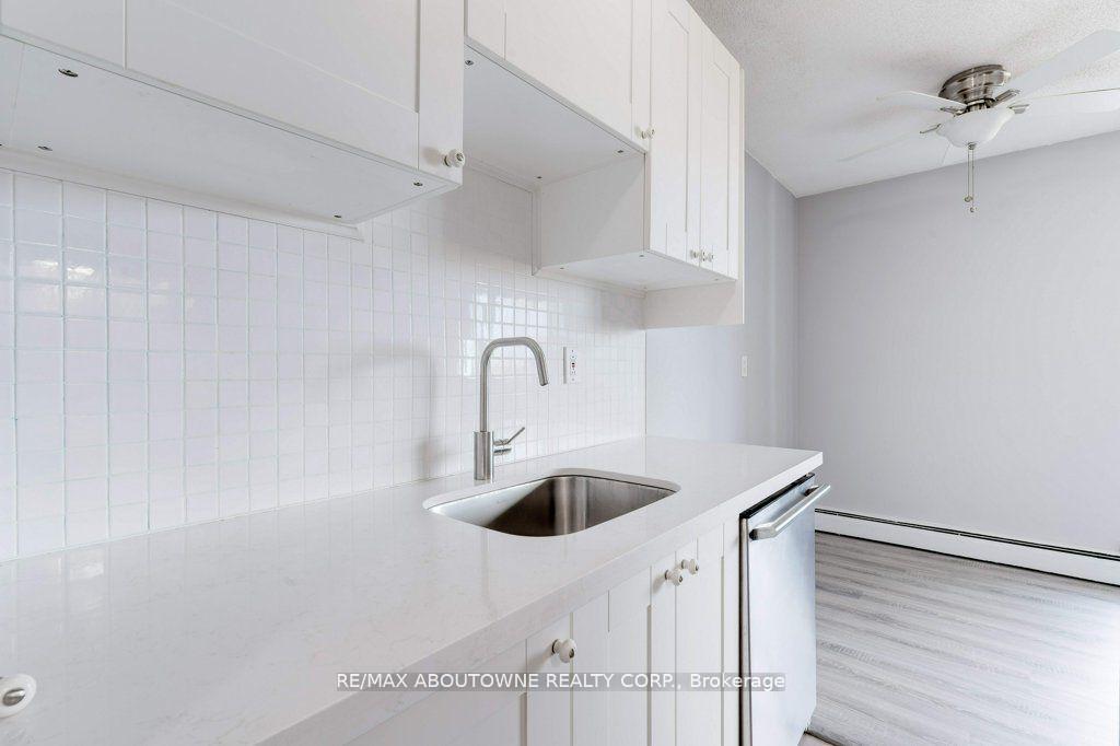 Photo 6 of Unit 903, 81 Charlton Avenue E, Hamilton, Corktown — HOMEH