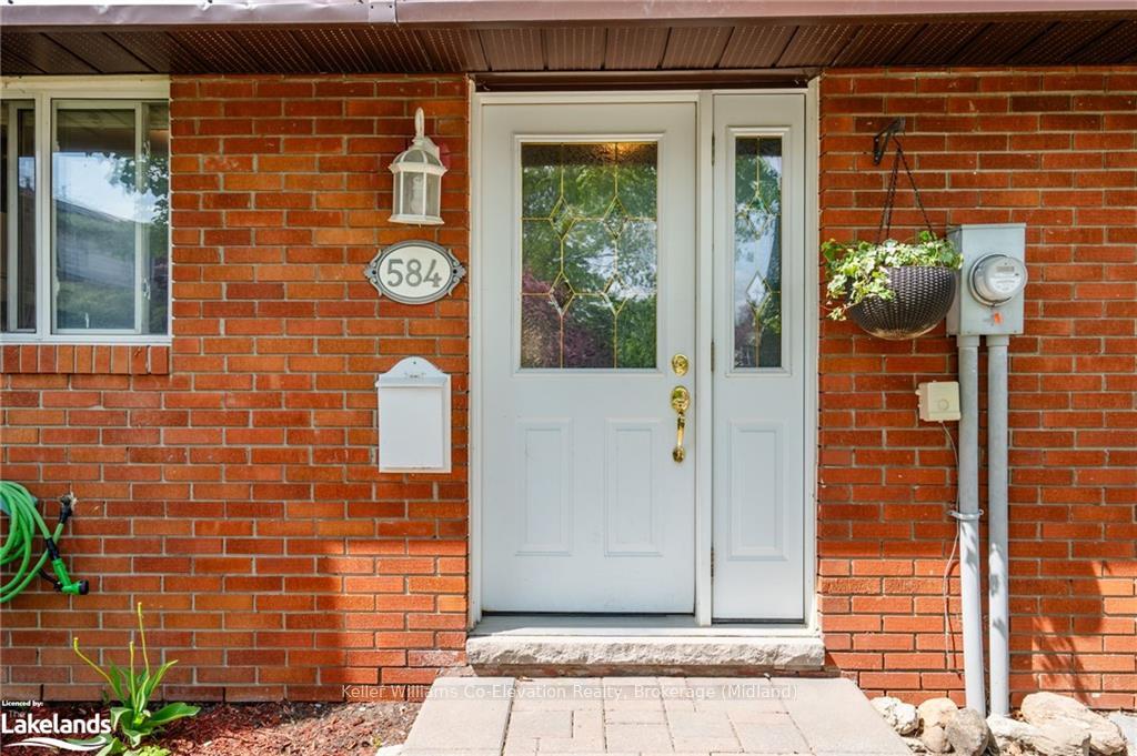 Photo 2 of 584 Tenth Street, Collingwood — HOMEH