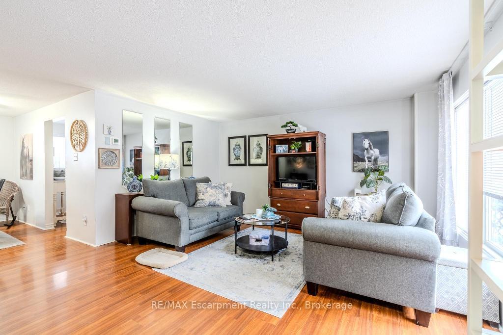 Photo 2 of Unit 9, 523 Parkview Crescent, Cambridge — HOMEH