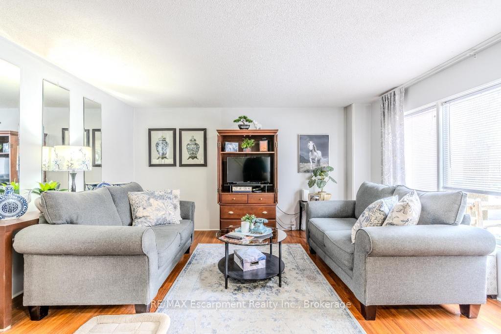 Photo 3 of Unit 9, 523 Parkview Crescent, Cambridge — HOMEH