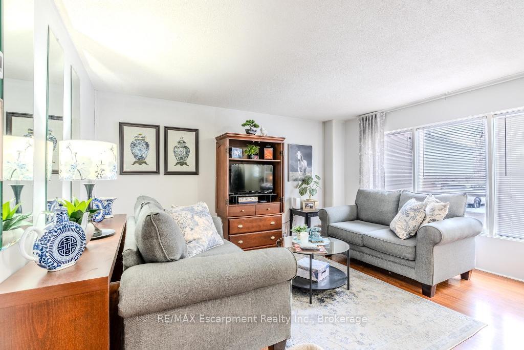 Photo 4 of Unit 9, 523 Parkview Crescent, Cambridge — HOMEH