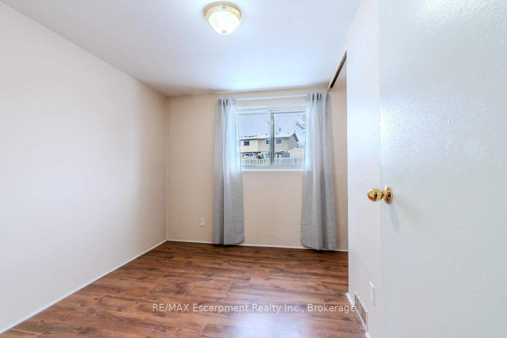Photo 13 of Unit 9, 523 Parkview Crescent, Cambridge — HOMEH