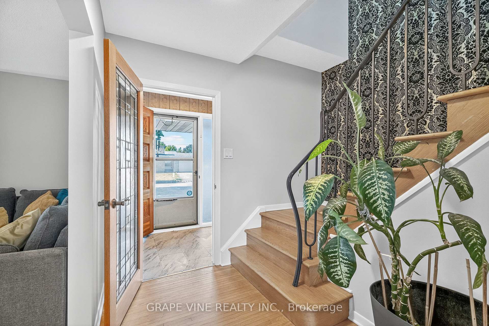 Photo 7 of 2405 Dwight Crescent, Ottawa, Hawthorne Meadows — HOMEH