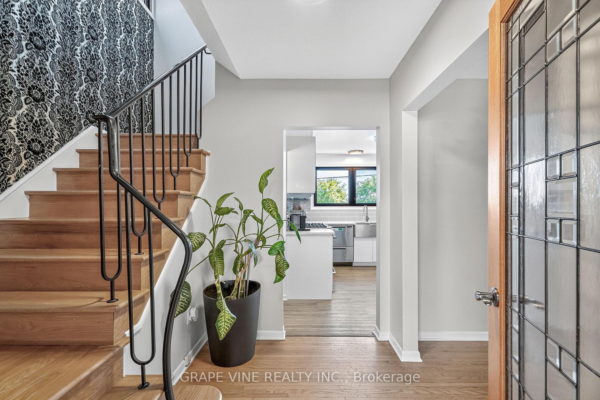 Photo 9 of 2405 Dwight Crescent, Ottawa, Hawthorne Meadows — HOMEH