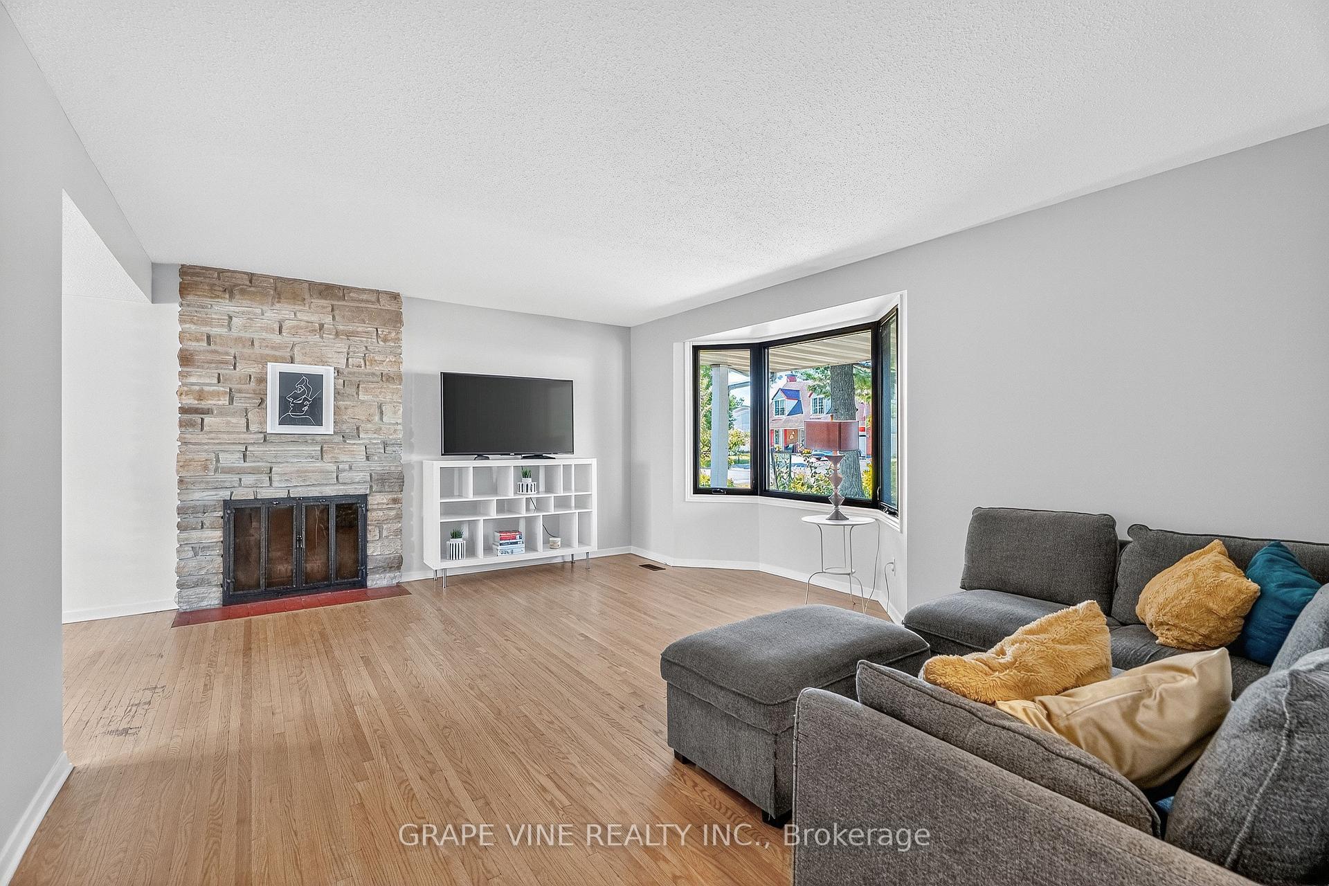 Photo 8 of 2405 Dwight Crescent, Ottawa, Hawthorne Meadows — HOMEH