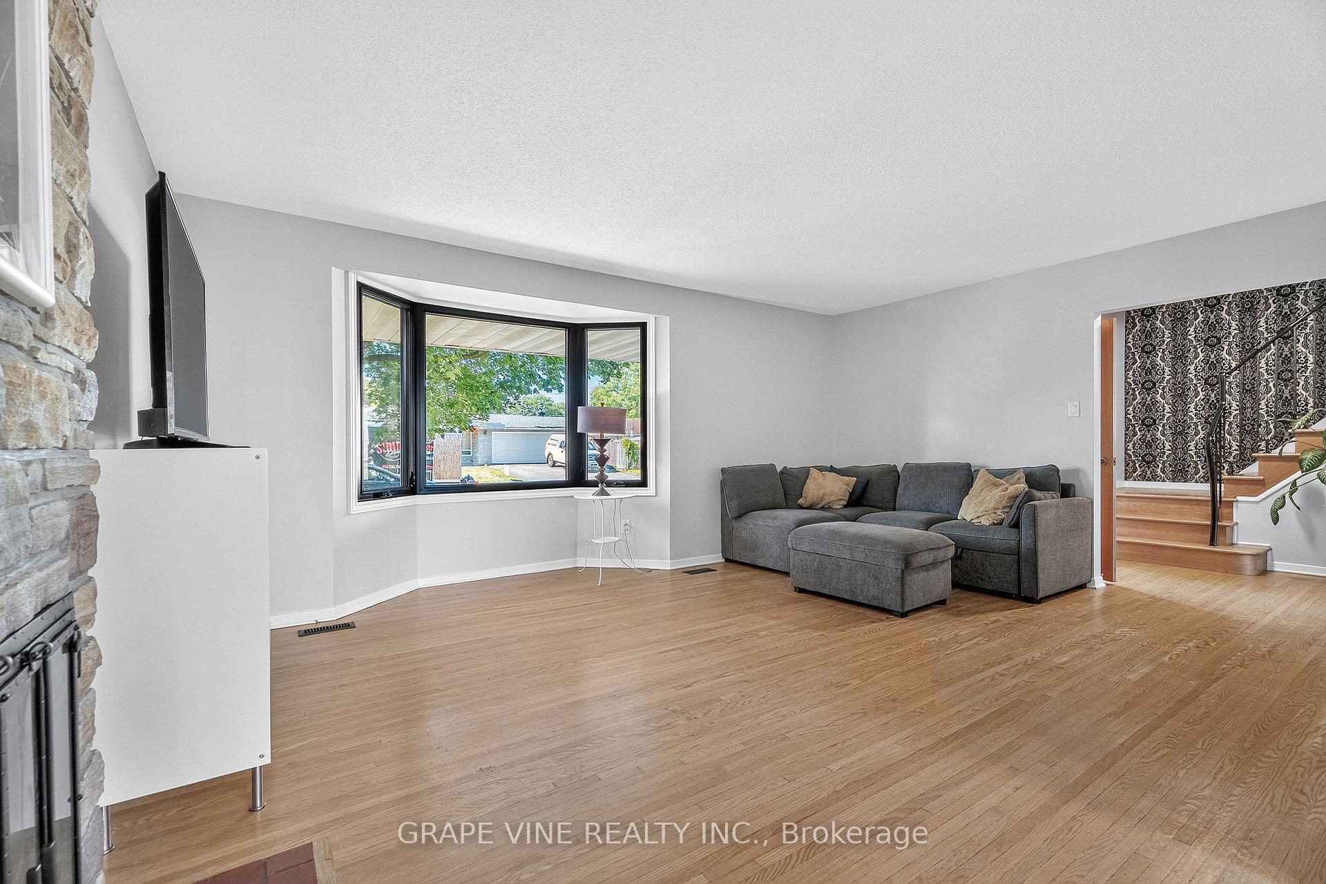 Photo 10 of 2405 Dwight Crescent, Ottawa, Hawthorne Meadows — HOMEH