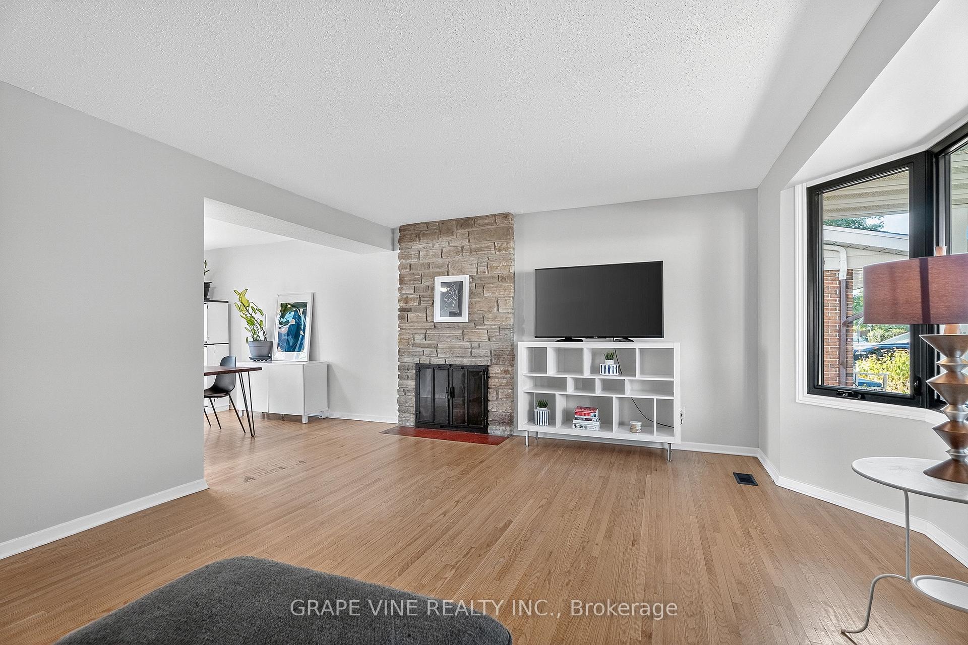 Photo 11 of 2405 Dwight Crescent, Ottawa, Hawthorne Meadows — HOMEH