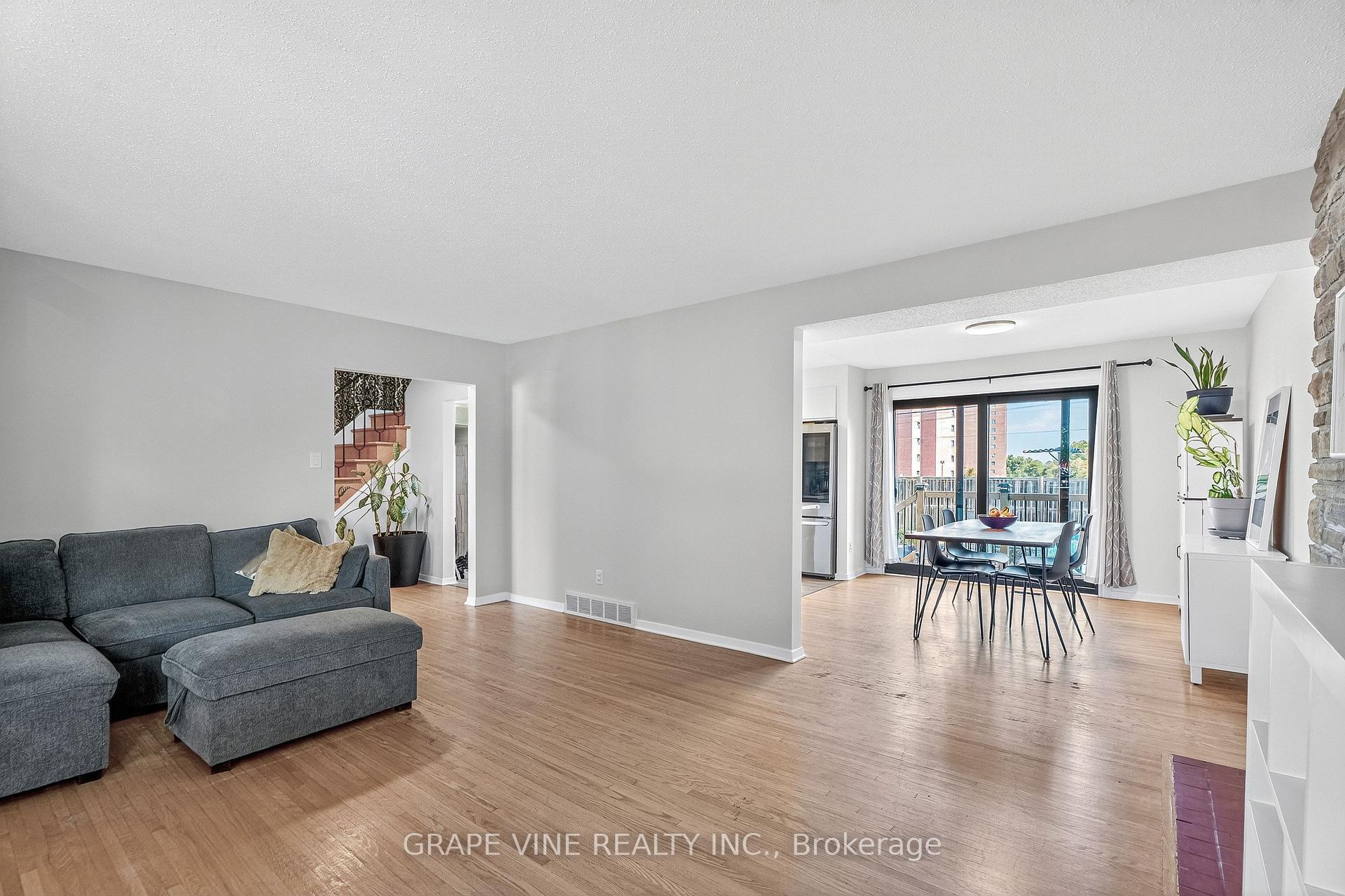 Photo 12 of 2405 Dwight Crescent, Ottawa, Hawthorne Meadows — HOMEH