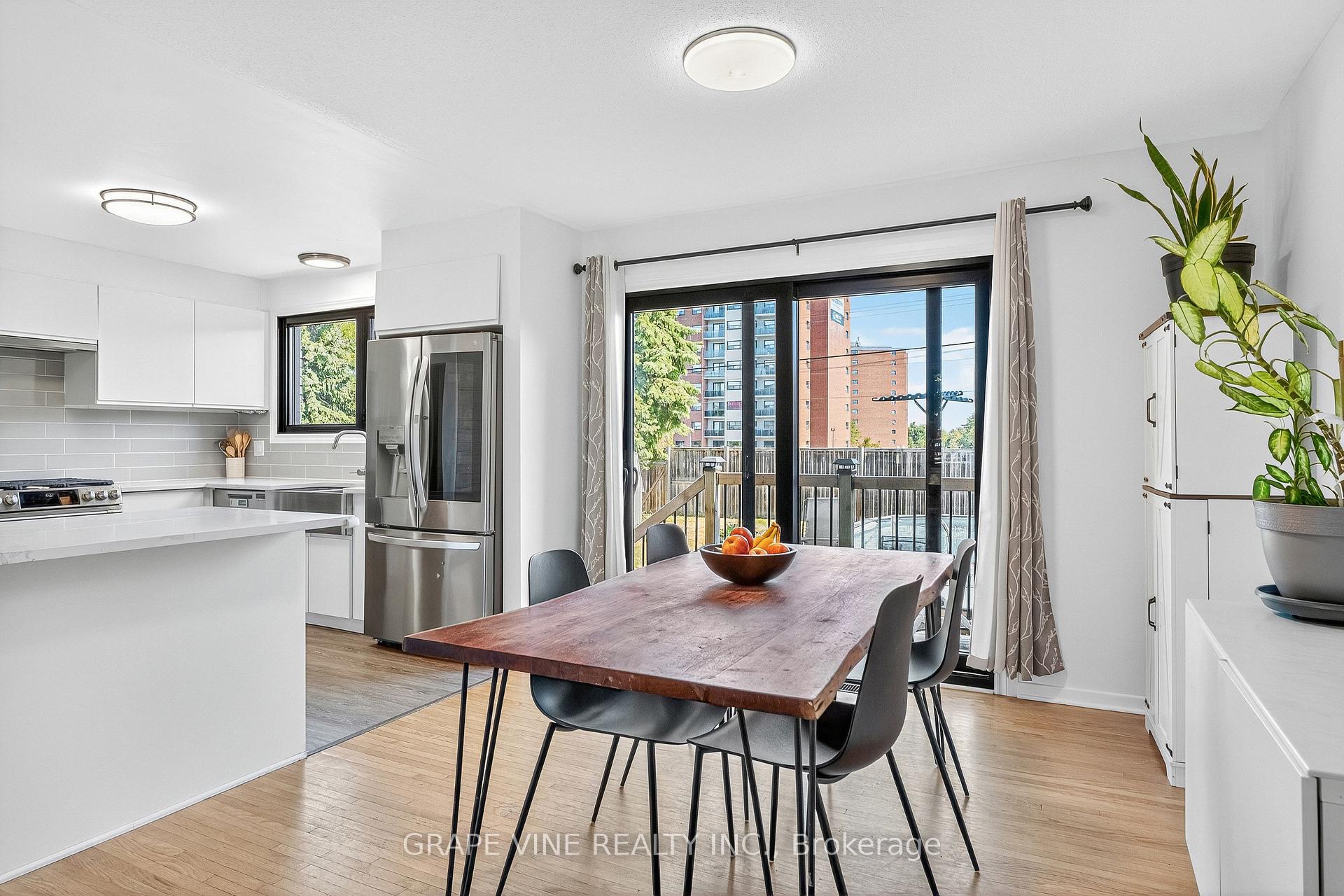 Photo 13 of 2405 Dwight Crescent, Ottawa, Hawthorne Meadows — HOMEH