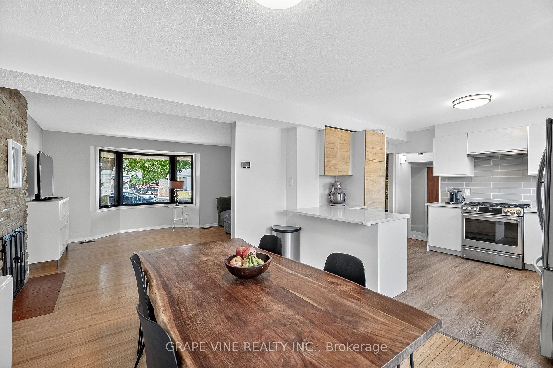Photo 14 of 2405 Dwight Crescent, Ottawa, Hawthorne Meadows — HOMEH