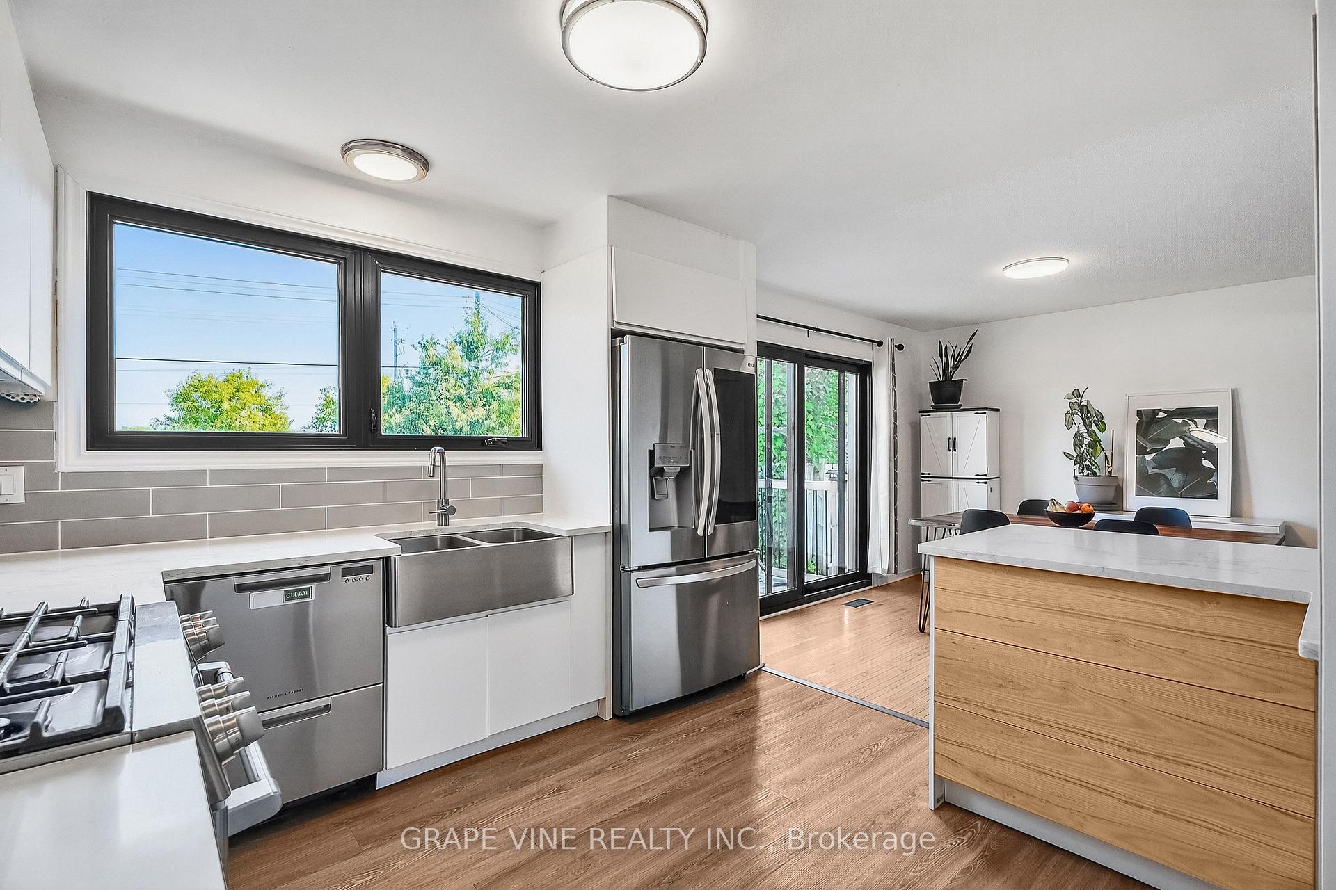 Photo 16 of 2405 Dwight Crescent, Ottawa, Hawthorne Meadows — HOMEH