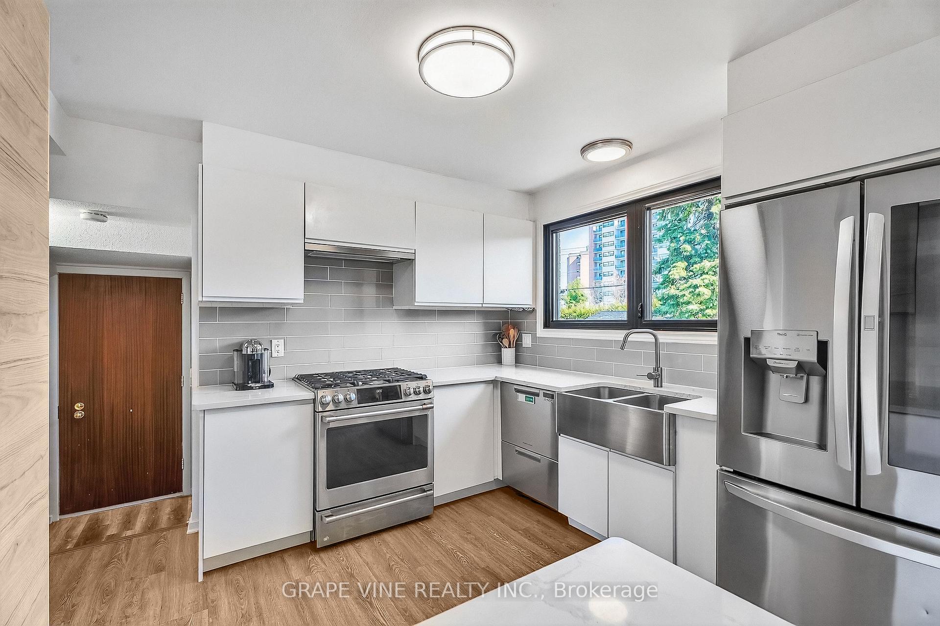 Photo 15 of 2405 Dwight Crescent, Ottawa, Hawthorne Meadows — HOMEH