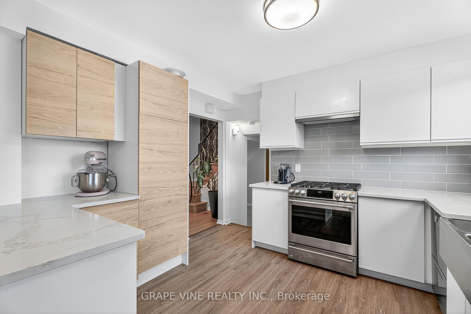 Photo 17 of 2405 Dwight Crescent, Ottawa, Hawthorne Meadows — HOMEH