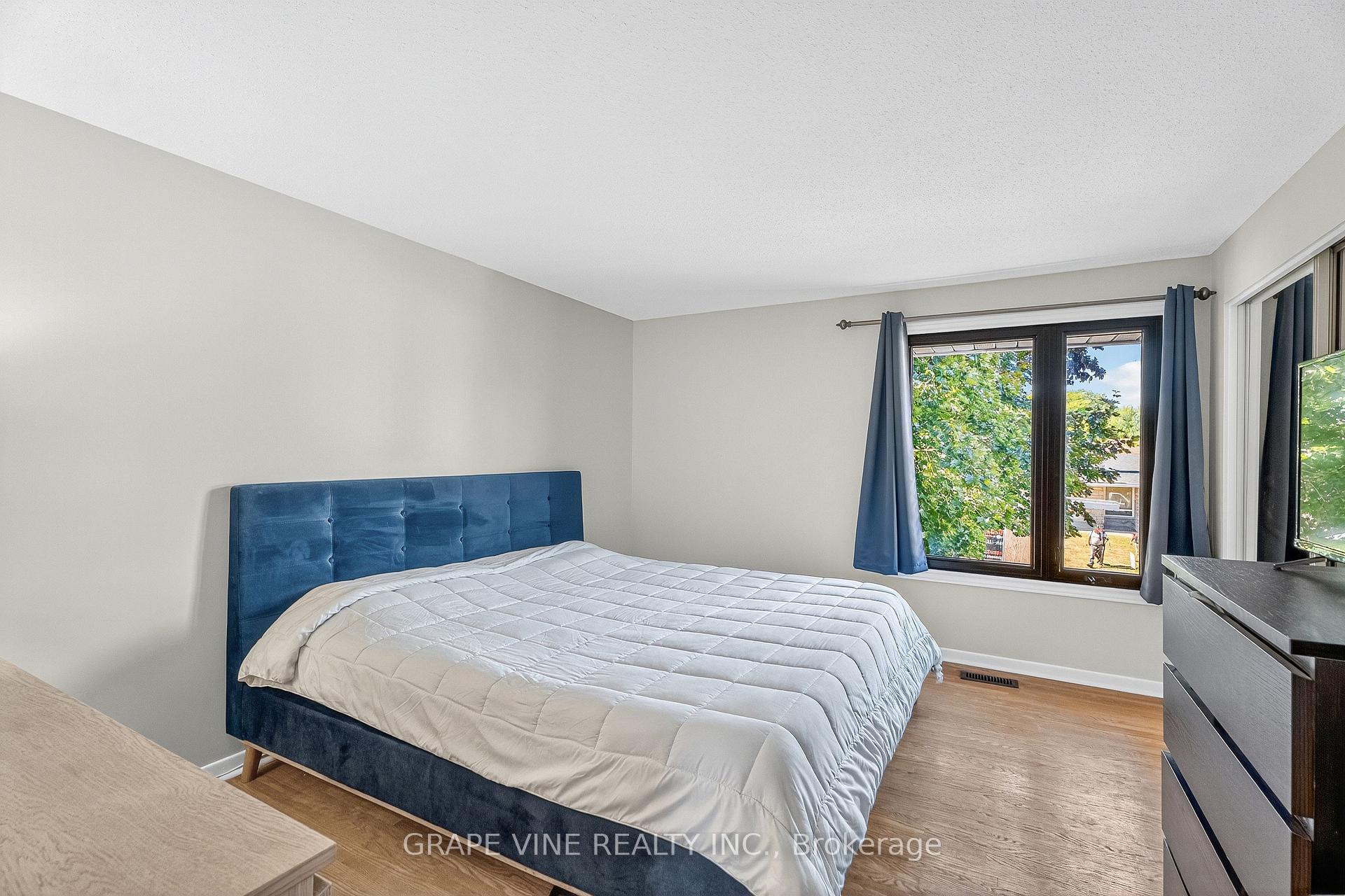 Photo 23 of 2405 Dwight Crescent, Ottawa, Hawthorne Meadows — HOMEH