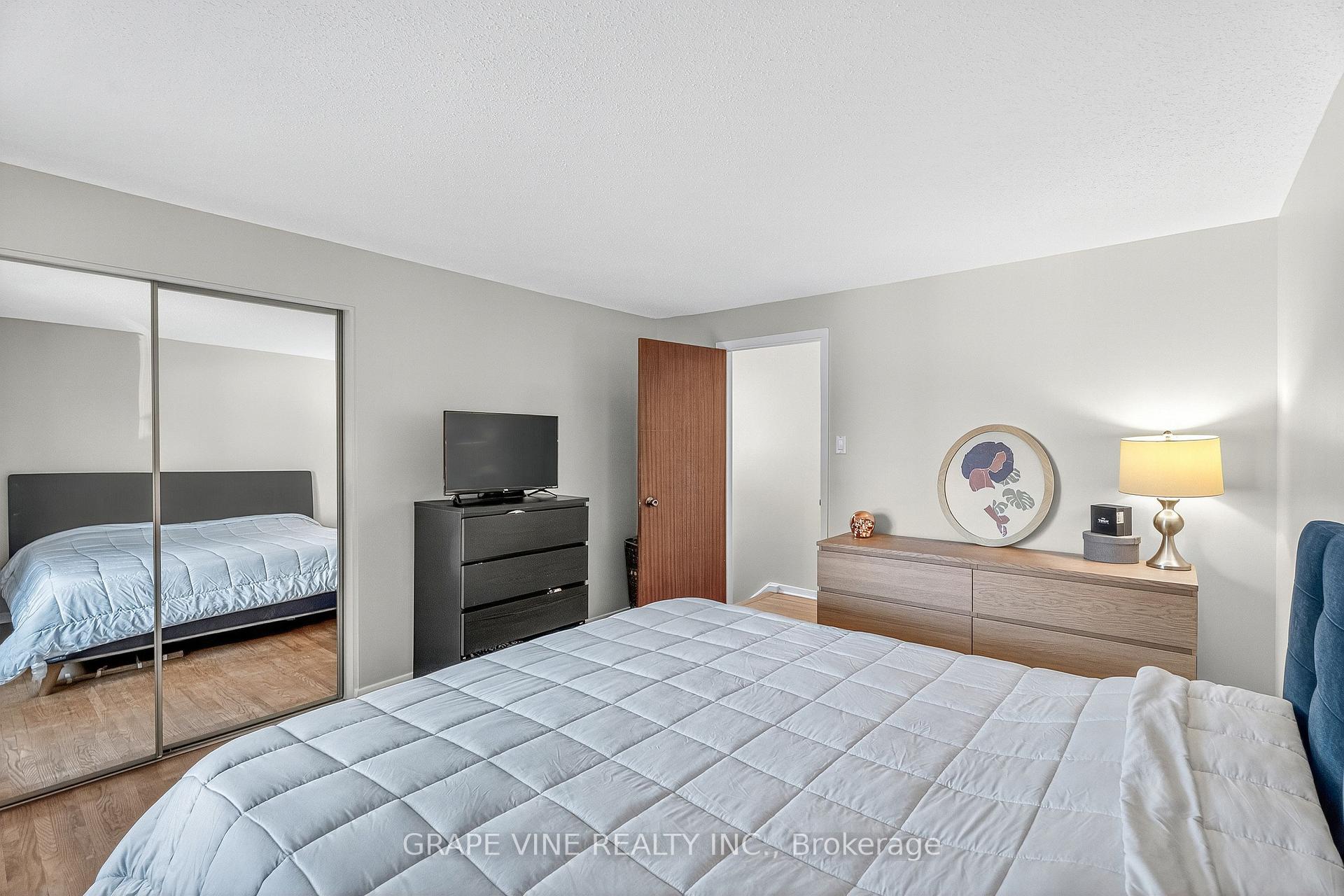 Photo 31 of 2405 Dwight Crescent, Ottawa, Hawthorne Meadows — HOMEH