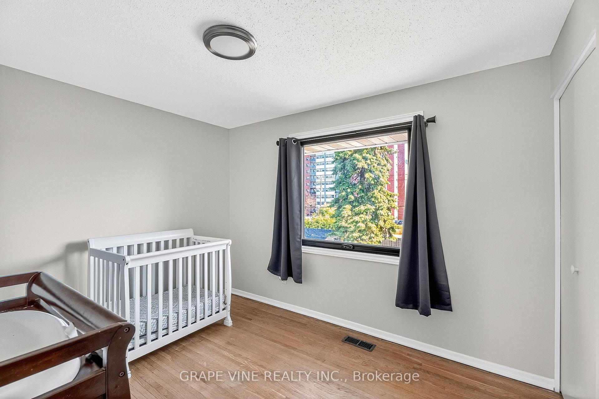 Photo 22 of 2405 Dwight Crescent, Ottawa, Hawthorne Meadows — HOMEH