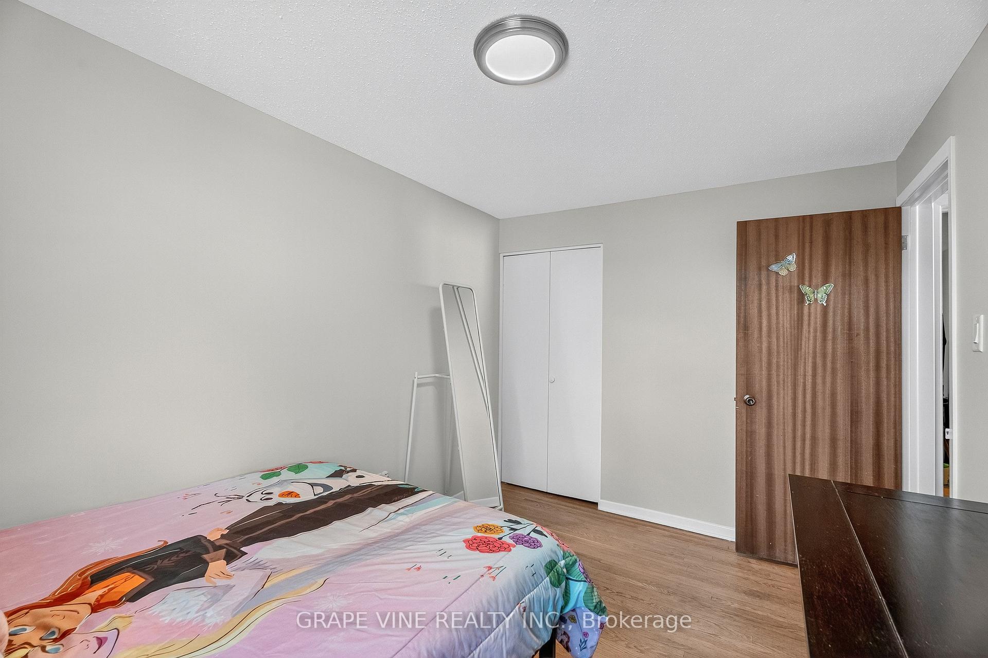 Photo 26 of 2405 Dwight Crescent, Ottawa, Hawthorne Meadows — HOMEH