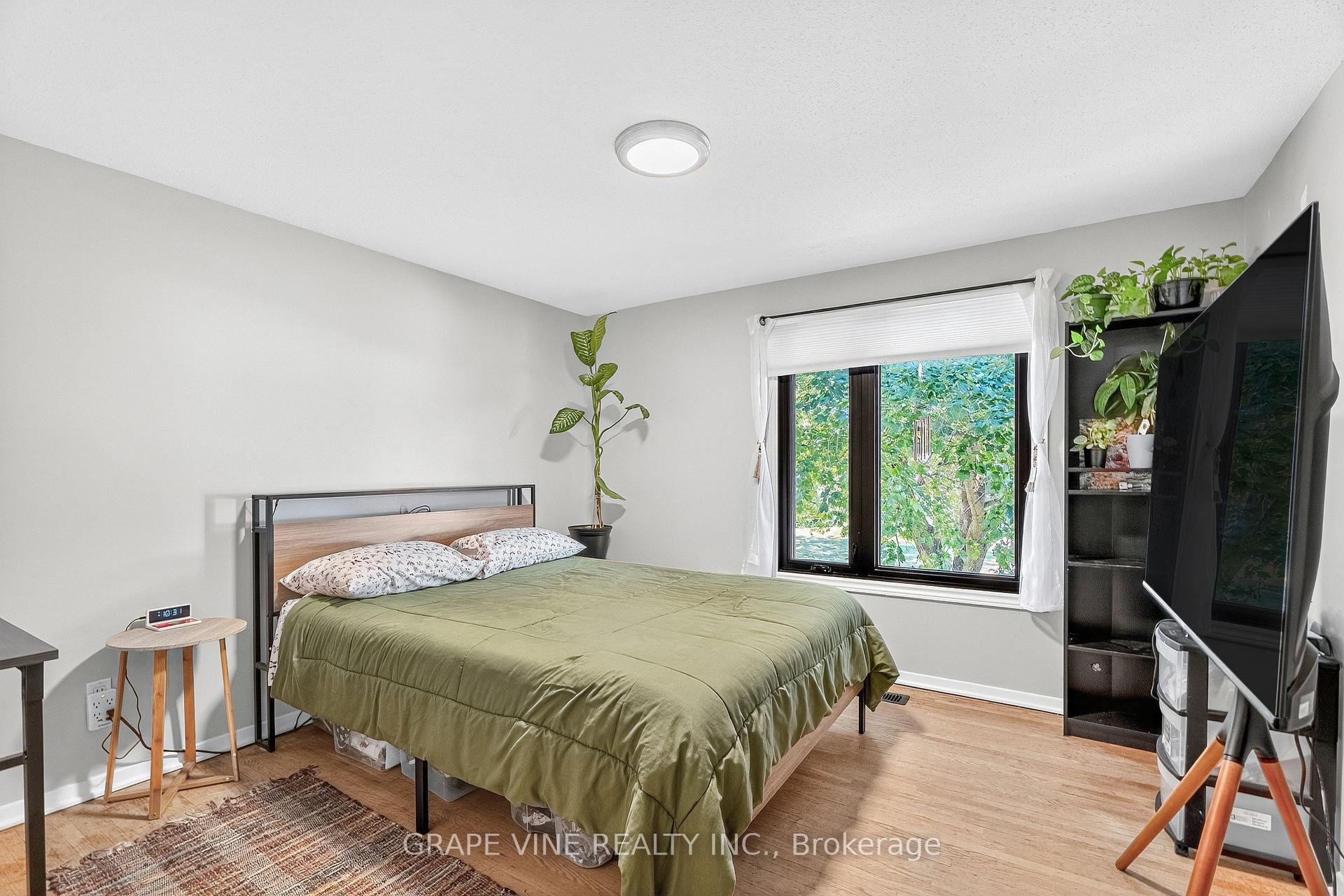 Photo 27 of 2405 Dwight Crescent, Ottawa, Hawthorne Meadows — HOMEH