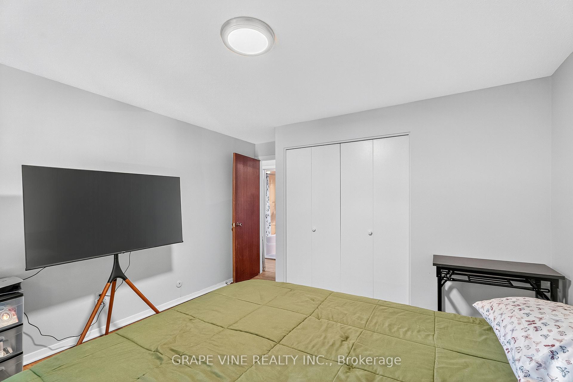 Photo 28 of 2405 Dwight Crescent, Ottawa, Hawthorne Meadows — HOMEH