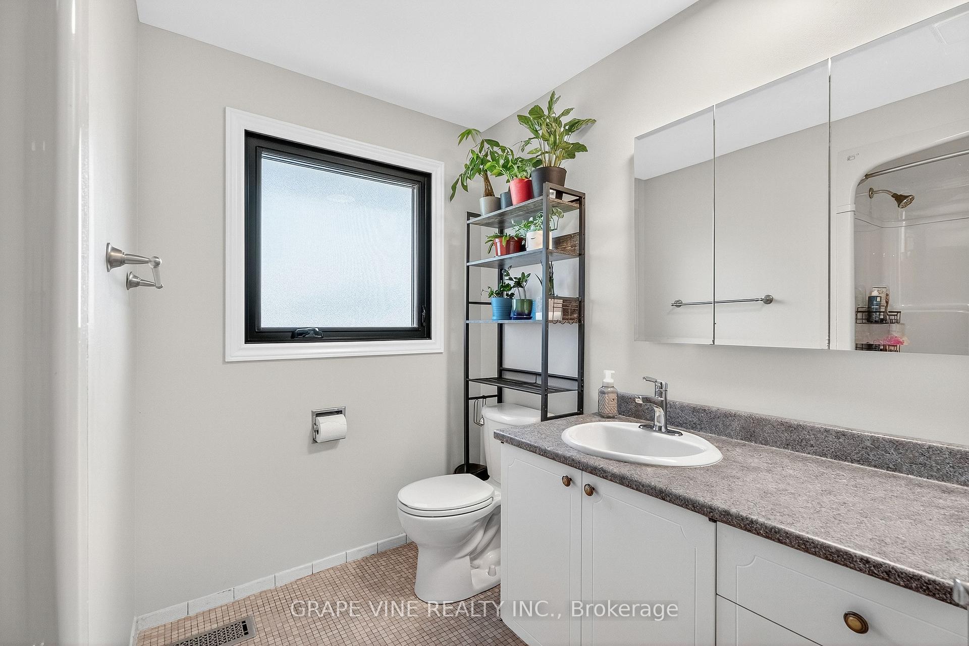 Photo 29 of 2405 Dwight Crescent, Ottawa, Hawthorne Meadows — HOMEH