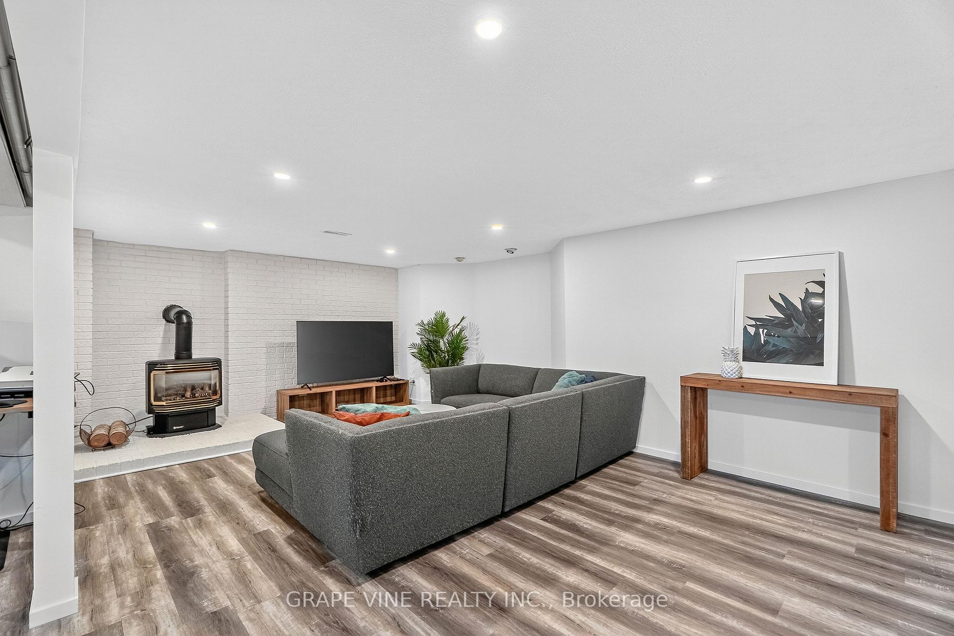 Photo 34 of 2405 Dwight Crescent, Ottawa, Hawthorne Meadows — HOMEH