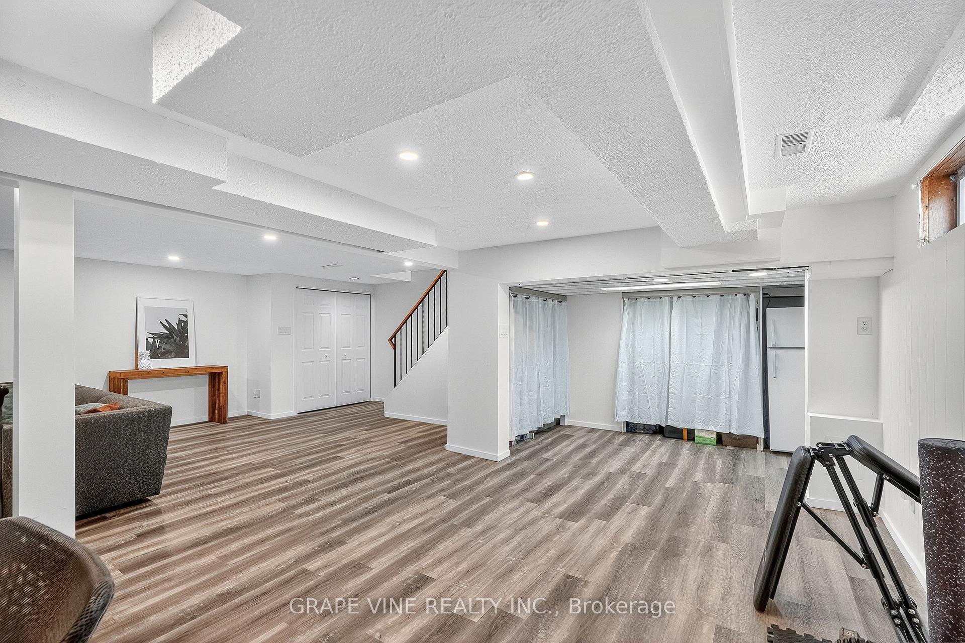 Photo 32 of 2405 Dwight Crescent, Ottawa, Hawthorne Meadows — HOMEH