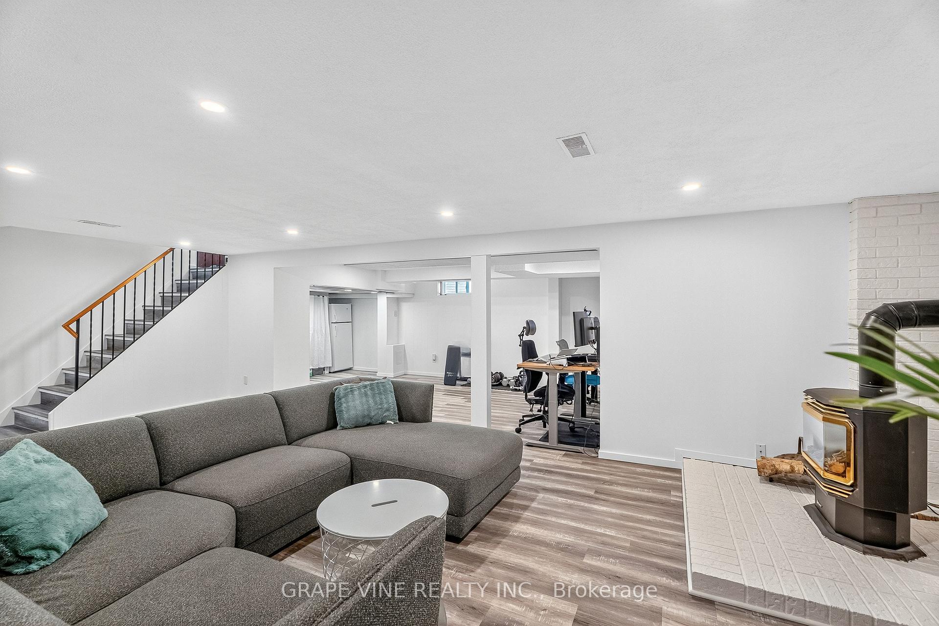 Photo 33 of 2405 Dwight Crescent, Ottawa, Hawthorne Meadows — HOMEH